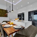 Apartamento Luxury Sea View With Pool Makarska